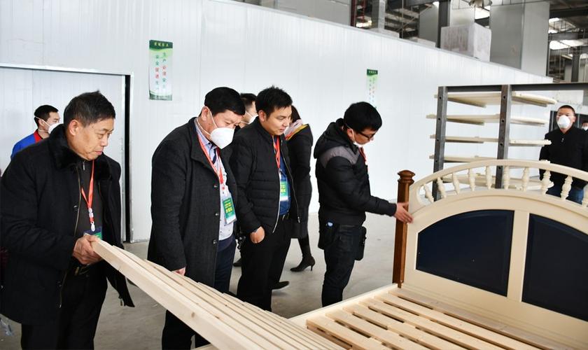 参观四川智远家具公司在参观完巨田实木家具工厂,成都家具品牌企业